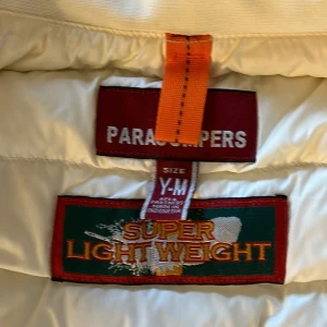 Parajumper jacka Junior - Säljer min parajumper jacka, använd i nytt skick, använt få gånger. Kan sänka pris vid snabb affär.