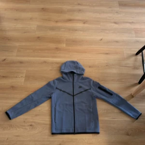 Blå  Nike tech fleece - Storlek S Knappt använd (Max 3 gånger) Bra kvalite