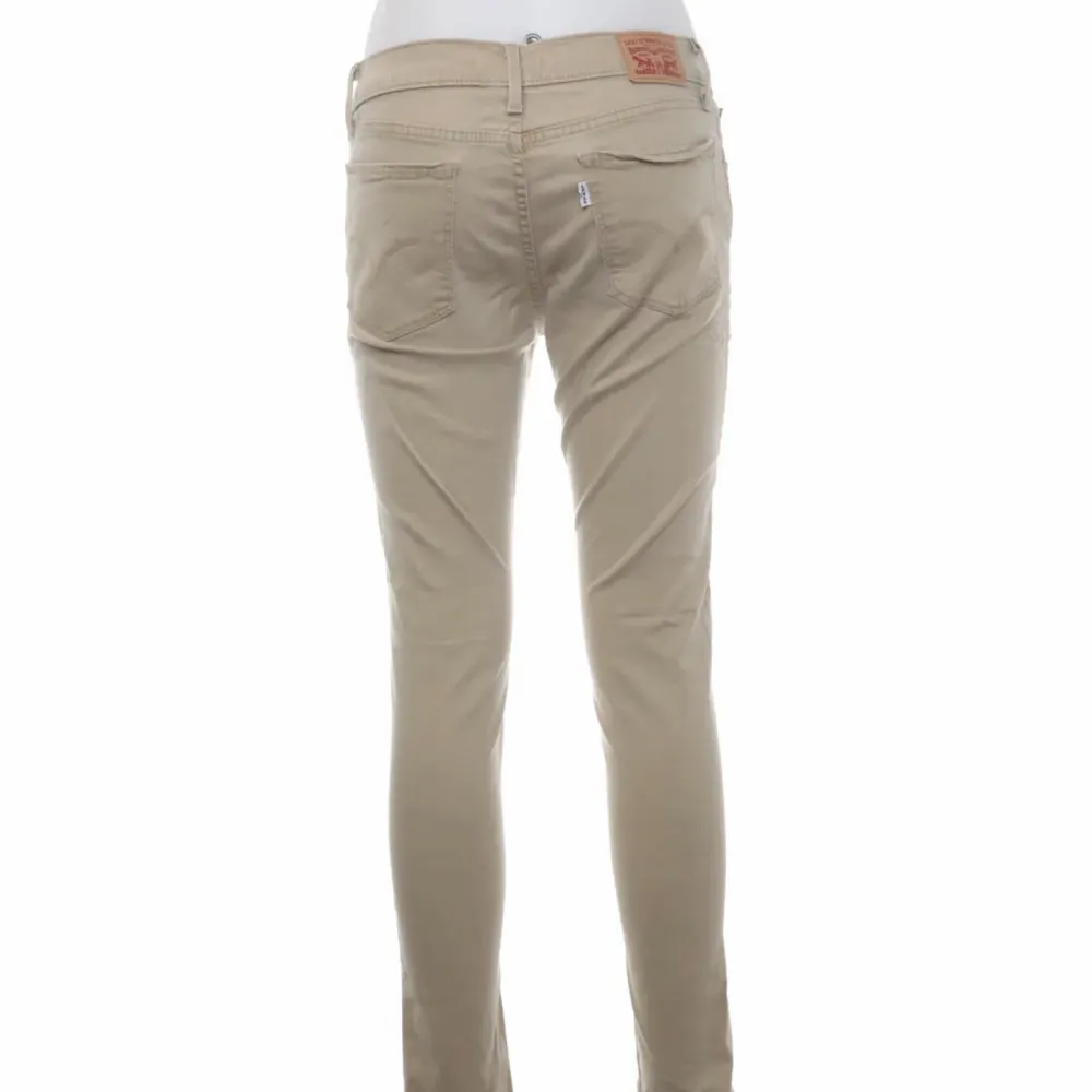 Låga jeans från Levi Strauss i beige. Modellen heter 710 Super Skinny. Låg midja, passade inte mig så säljer dem vidare.. Jeans & Byxor.