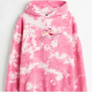 Rosa och vit hoodie med tryck - Säljer en supercool rosa och vit hoodie med ett tryck av en tecknad figur på bröstet. Hoodien har en avslappnad passform och en stor ficka framtill. Perfekt för chill dagar eller när du vill sticka ut lite extra! 💖den är en oversize modell