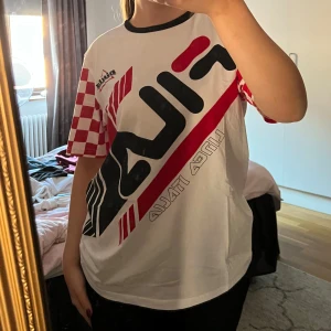 Tröja - En cool t-shirt som inte används längre. Använd sparsamt. Bra skick!
