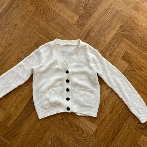 Kofta - Söt stickad kofta! Passar även XS