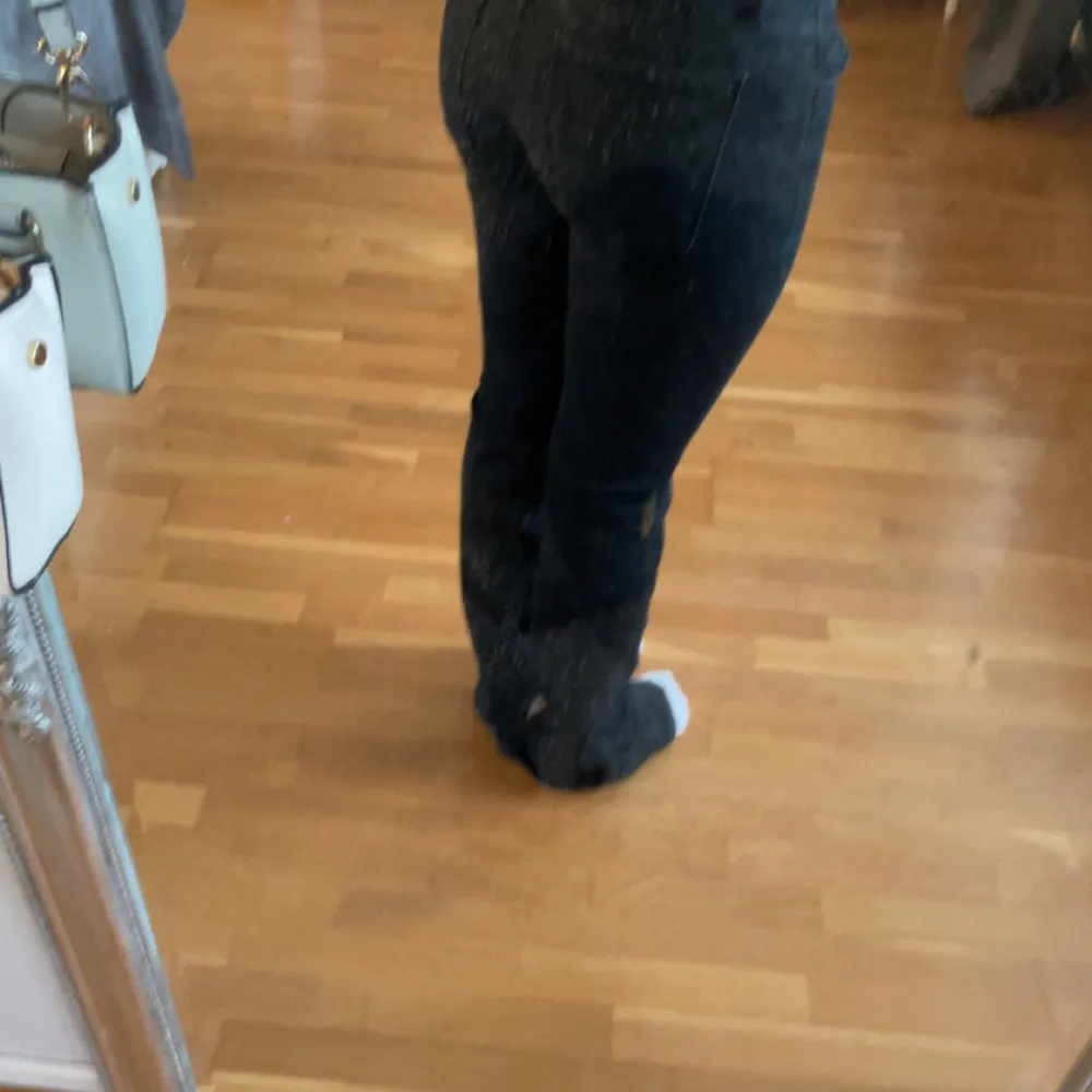 Svarta jeans med slits, vet inte vart de är ifrån men de är typ helt nya . Jeans & Byxor.