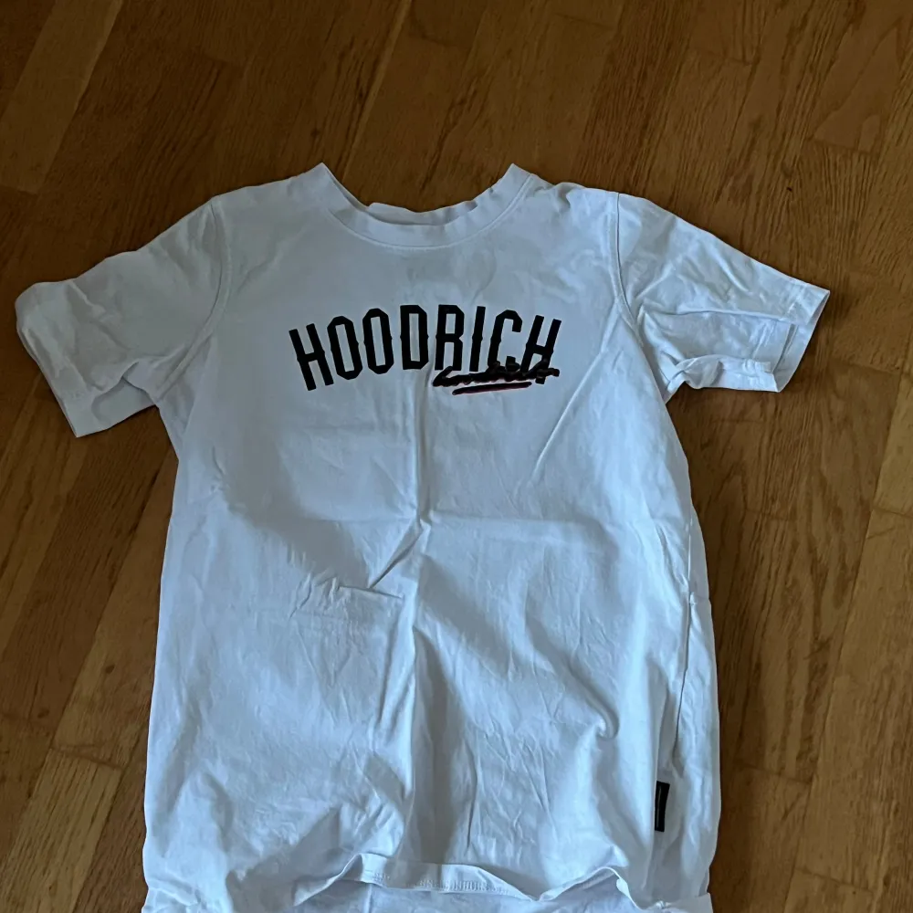 Helt oanvänd Hoodrich tröja från JD sports i storlek 13-15 år motsvarar S i vuxen storlek.. T-shirts.