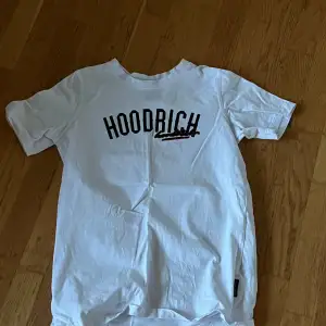 Helt oanvänd Hoodrich tröja från JD sports i storlek 13-15 år motsvarar S i vuxen storlek.