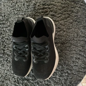 Svarta gympaskor  - Knappt använda, svarta, smidiga att ta på, storlek 36/37