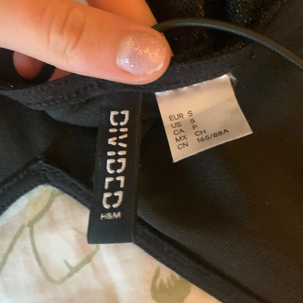 En svart mini glitter klänning som är V ringad och knappast andvänd från H&M. Perfekt till fest och andra event bara att skriva för fler bilder🪩🪩. Mekot.