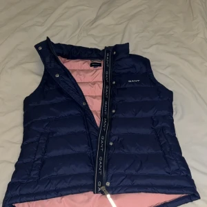 Gant väst - Är en storlek S/M passar perfekt för mig. Står dock storlek 154/160 CM, jag är 163