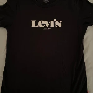 Levi’s tshirt - Säljer en levi’s tshirt i nyskick, endast använd få tal gånger💗 storlek S