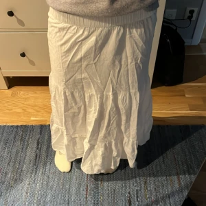 Långkjol - Säljer denna långkjol från Lindex i storlek 158, på grund av att den inte kommer till någon användning. Använd fåtal gånger. Skriv gärna vid fler bilder eller funderingar🩷