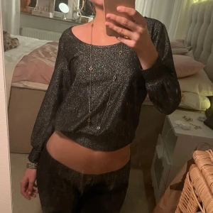 Ascool festtopp - Skitsnygg festtopp perfekt för höstens festligheter🥳🥂(glittret känns inte utanpå tyget eller sticks)