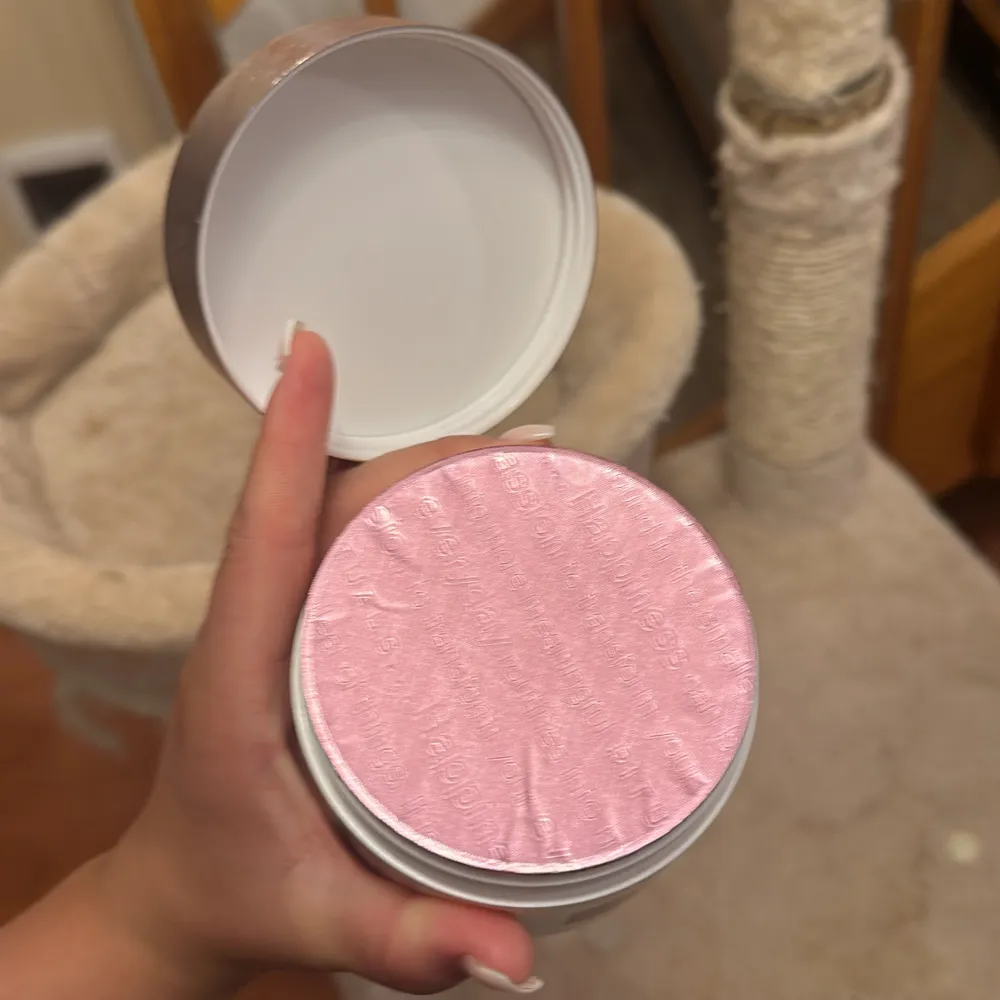 Säljer denna oöppnade body cream från rituals i lukt av sakura . Skönhet.