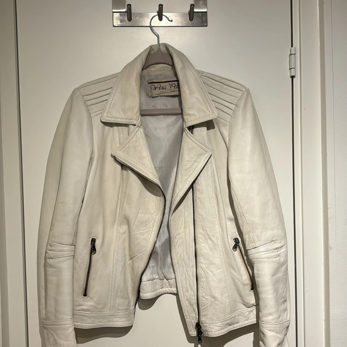 Vit skinnjacka  - 90