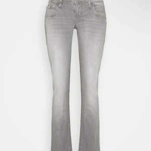 ltb valerie jeans  - ltb valerie jeans i storlek 28/30 som är för stora för mig. Använda 1 gång och har sprättat upp dem längst nere. Pris går att diskuteras 🤍