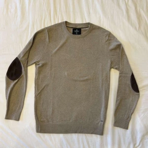 Stickad tröja  - Storlek S. Knappt använd.