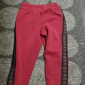 Fin adidas byxa  - Fin adidas byxa Storlek 134 inköpt på adidas hemsida. Färgen är vinröd 