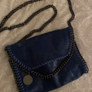 Blå glittrig väska  - Jättesnygg marinblå glittrig axelremsväska köpt på plick! Liknar Stella McCartney väska.  Aldrig använt🫶🏼💓