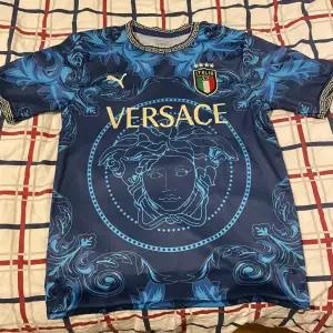 Säljer en väldigt fin versace tröja med märket Italien den är i bra shick och väldigt fin