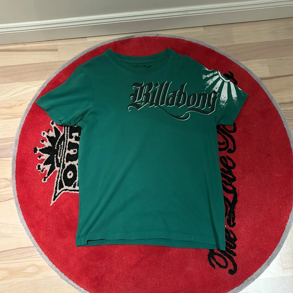 Billabong t shirt i nyskick och är knappt använd. Storlek S skriv gärna för fler bilder och mått!. T-shirts.