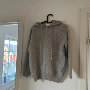 Garde Grisch  - Tjabb! Säljer min hoodie från Garde Grisch då den va lite för liten för mig. Använt den fåtal gånger. Storlek XS. Inga defekter eller några skavanker på den och den är perfekt under en field jacket till vintern! 🙌