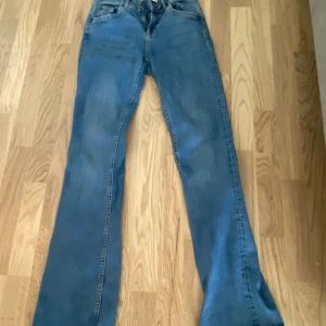 Svarta och blåa jeans ifrån Zara - Snygga jeans som är bootcut, snygg och tight passform i Stl S