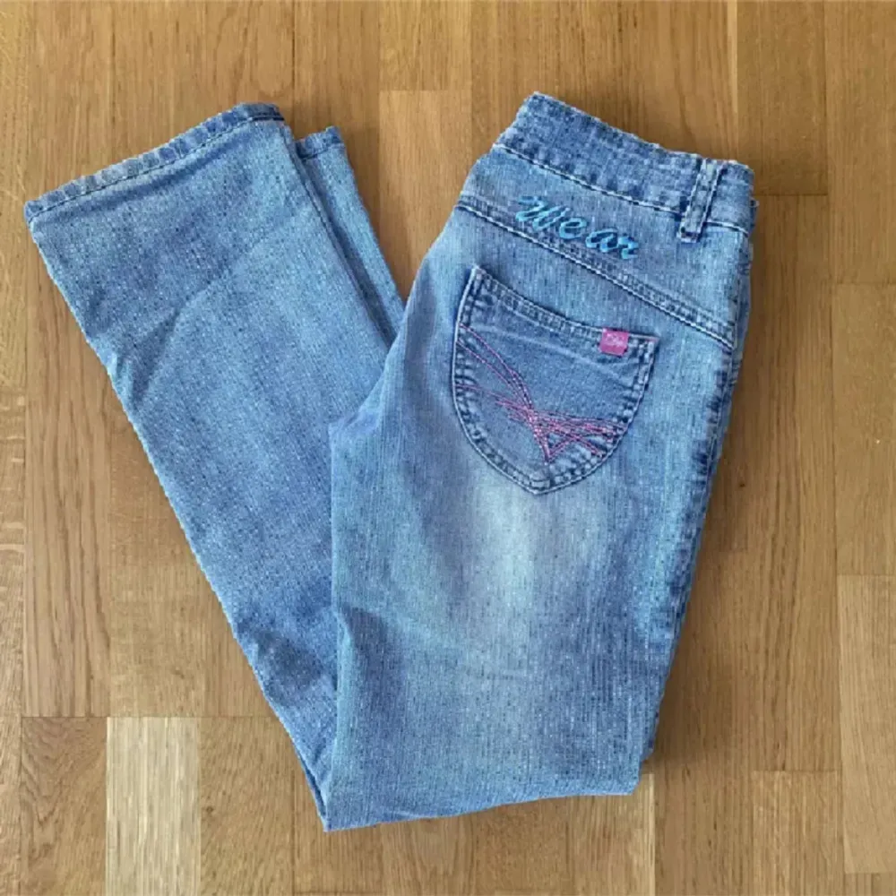 Säljer dessa jättesnygga unika bootcut jeansen då jag tycker dem var lite stora i midjan. Dem är köpta här på Plick men är i fint skick. Önskas fler bilder eller om man har funderingar är det bara att skriva🫶🏻 priset kan diskuteras vid snabb affär☺️. Jeans & Byxor.