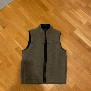 Morris väst - Oliv färgad Morris väst. Använd ett par gånger men är i väldigt bra skick. Nypris 2199kr, säljes för 1000kr. Pris kan diskuteras