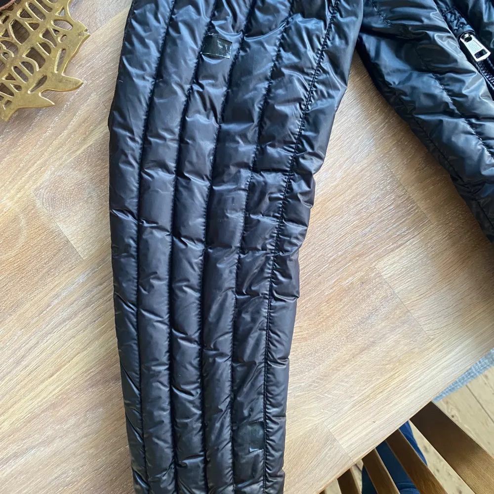 Moncler jacka i äldre modell| Size: 1/S | Cond: 8/10 pga 2 små flaws på högerärm, täckt med tejp och knappt synligt (bild 5) | Pris: 999kr | Modellen är 185cm, den är lite för liten men funkar | Hör av dig vid frågor eller funderingar📩. Jackor.