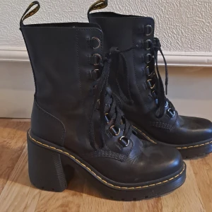 Svarta kängor med klack och snörning - Säljer ett par svarta kängor i skinn med rejäl klack och snörning framtill. De har en cool gul söm runt sulan som ger en extra touch. Perfekta för höst och vinter, och de funkar lika bra till vardags som till fest!    Orginalpris: 2300kr                                                 Säljer för: 850kr + frakt