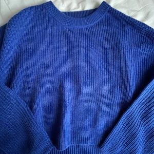 Stickad tröja  - Blå stickad tröja från Only. Helt oanvänd, lappen finns kvar. Strl L, lite kortare i magen. Pris 300 kr ❣️ Hör av dig vid intresse!!