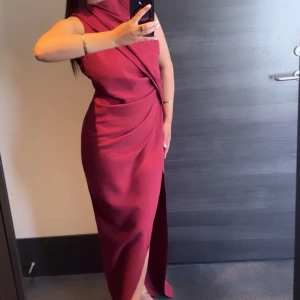 Festklänning  - Köpt för 1029kr från Asos, säljs inte mer på hemsidan. Använd vid 2 tillfällen. Storlek XS men passar även S. 