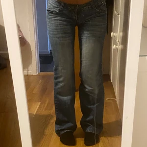  low waist y2k jeans bootcut/flare - Från engine jeans. Knappt använda. De har liksom bara legat i garderoben. Just nu har de blivit för små för mig då de knappt knäpper längre. Är ~ 165cm/64kg