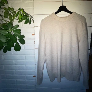 Stickad tröja Selected Homme - Stickad, ”beige” tröja från Selected Homme. Säljer för att den inte kommer till användning längre.  Storlek S, nypris 960kr. Kom med prisförslag! 