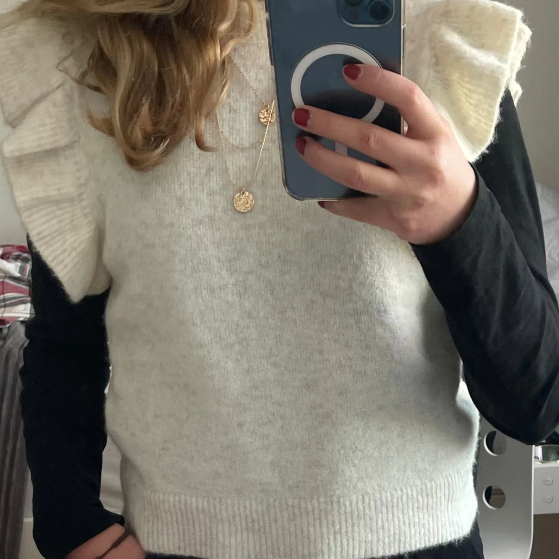 Beige stickad tröja med volangärmar - 90