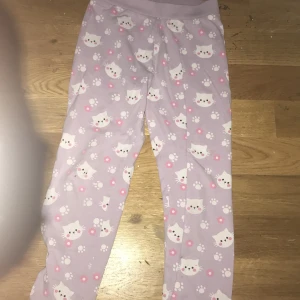 Pyjamas fyra till fem år samt är på häftiga byxor för det är hon och honom fyra till fem år - Nyskick