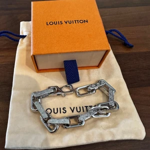 Louis Vuitton armband - Louis Vuitton monogram chain bracelet  Palladium plated Size M Made in italy  Series: M64223 US1220  Billigare vid snabb affär längd: 20cm