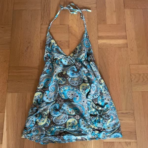 Strandklänning  - Jätte fin strandkläning, ärft av min kompis mamma så oklar hur mycket den e andvänd men inga synliga skador.  Två fickor på vardera sida, Jag är 164 o e ganska kort.