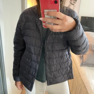 Höst jacka ! - Jätte fin jacka från uniqlo ! Inga defekter alls och jätte fin till hösten och våren, i storlek L men passar M- S också. Nypris 600 kr men säljer för 350 
