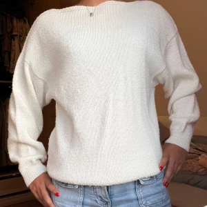 Vit stickad tröja - Supermysig vit stickad tröja som är perfekt nu i höst!🍂Står inget märke eller storlek men skulle uppskatta att det är en s/m