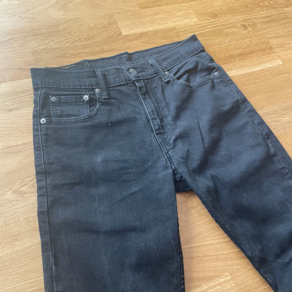 Svarta Levi Jeans modell 502 | Midja 30, Längd 32 | Mycket bra skick 👍  Fler kläder till bra pris finns på min profil!. Jeans & Byxor.