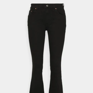 Low waist jeans - Lågmidjade bootcut jeans ifrån Gina Tricot💕 Användna endast ett fåtal gånger så inga defekter!💕 (Skriv för egna bilder)
