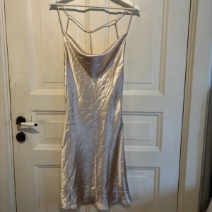 Satinklänning i champagne/ljusrosa - Såå fin klänning som tyvärr aldrig kommit till användning. Storlek M köparen står för frakten<3
