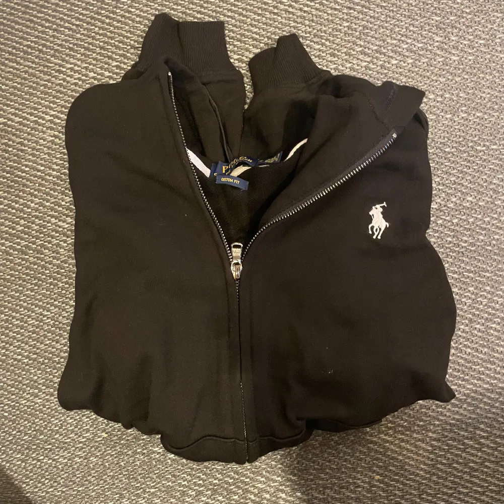 Säljer denna sjysta och snygga Ralph Lauren ziphoodien som inte passar min stil längre | Perfekt för höst och vinter | Vid snabb affär kan priset diskuteras✅. Hoodies.