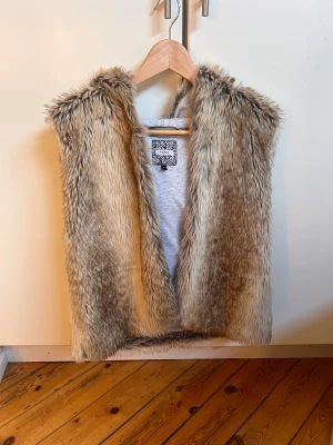 Pälsväst - Säljer denna asballa pälsvästen! Aldrig använd och i så bra skick!🔥 Skulle säga att den passar både S och M😍