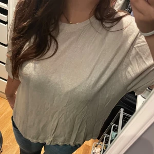 Glitter topp - skitsnygg glittrig topp från zara perfekt till fest/inspark etc! använd ungefär två gånger men köpt för ett år sedan! skriv för fler frågor🩷🩷