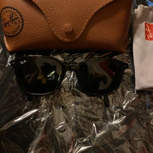 Solglasögon Ray Ban - Som nya, sparsamt använts. Nypris 800kr.