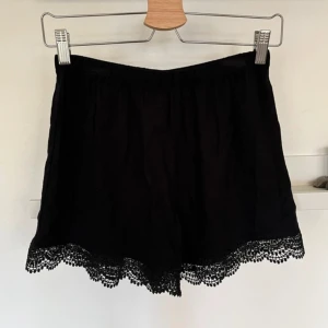 Shorts - Shorts med spets  Storlek S (36/38)  