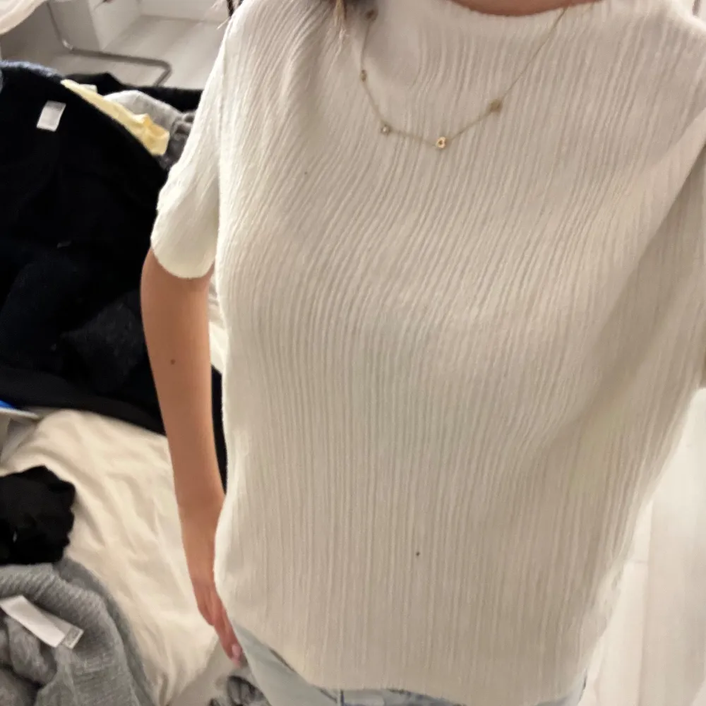 En beige T-shirt från zara som är använd men inga defekter🥰. Toppar.