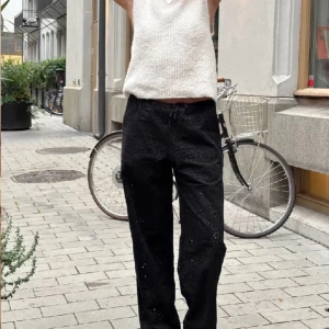 Byxor med hålbroderier - Obs. Lånade bilder!!! Säljer ett par byxor liknande de på bilden fast från Lindex, endast använda en gång! Nypris 599kr❤️skriv så skickar jag egna bilder!