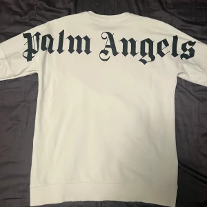 Palm angels tröja - Storlek M. Tvättad med finns några fläckar, annars inga defekter. Hör av er om frågor!